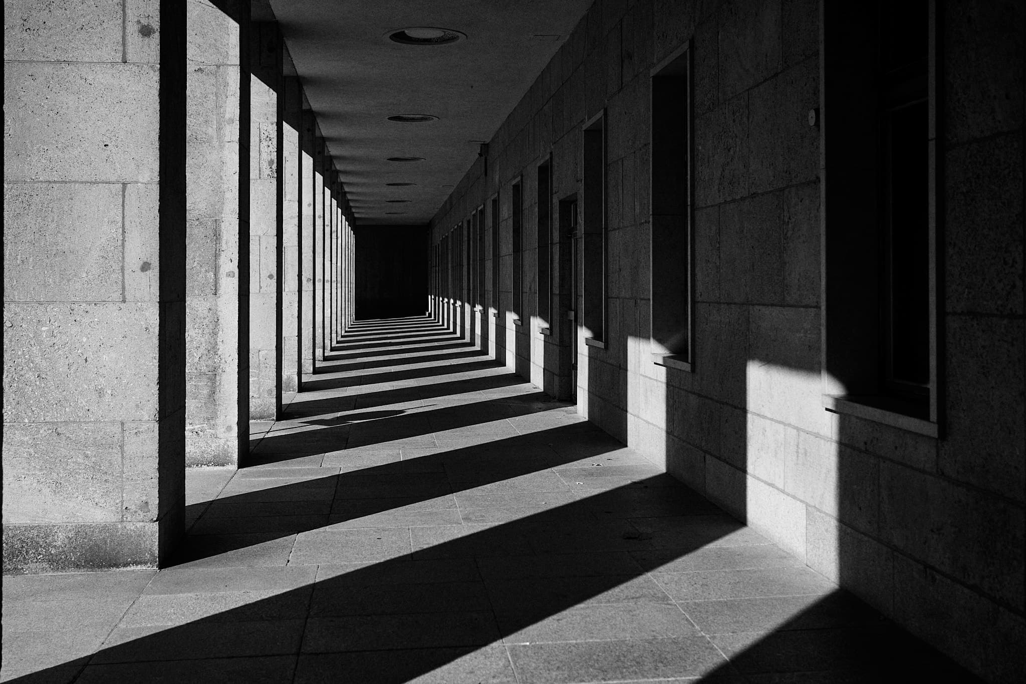 Berlin - Place 2 be - Deutschland: Das Fotoprojekt zeigt die facettenreiche Identität Berlins, indem es ikonische Orte und historische Bauten der Stadt in den Fokus rückt. Von den monumentalen Gebäuden des Flughafens Tempelhof, die Geschichte und Architektur miteinander verbinden, über das elegante Alte und Neue Museum mit seinen prächtigen Säulen und klassizistischen Details bis hin zum charakteristischen Roten Rathaus, das mit seiner Backsteinarchitektur hervorsticht. Zudem veranschaulicht die Karl-Marx-Allee den sozialistischen Prunk vergangener Zeiten, während ein belebter Barbereich die dynamische Club- und Kneipenkultur der Hauptstadt widerspiegelt. Die Bilder zeigen Berlin als eine Stadt der Kontraste – zwischen Geschichte und Moderne, Tradition und zeitgenössischem Leben – und offenbaren die Einzigartigkeit dieses kulturellen und geschichtlichen Hotspots.